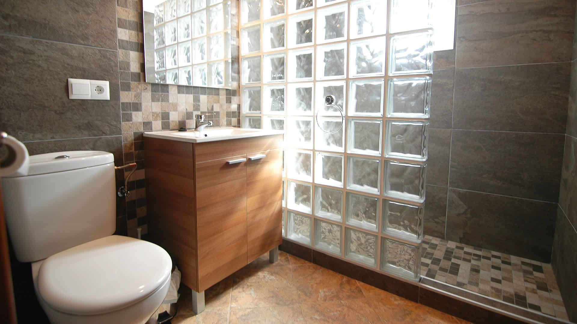 Salle de bain avec douche