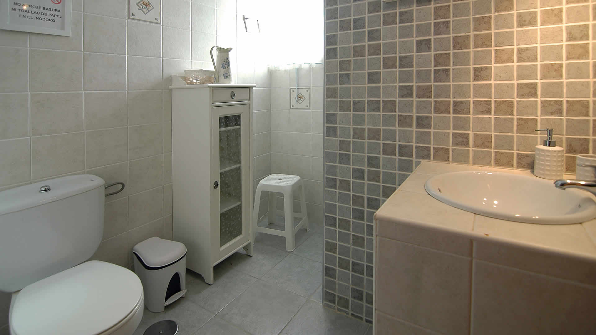 Salle de bain avec douche