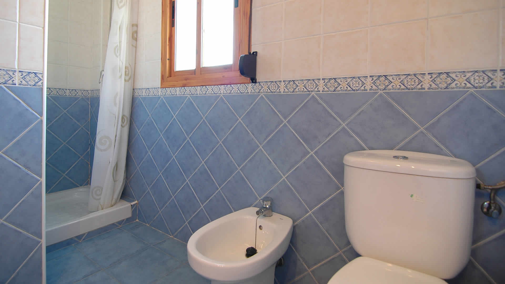 Salle de bain avec douche