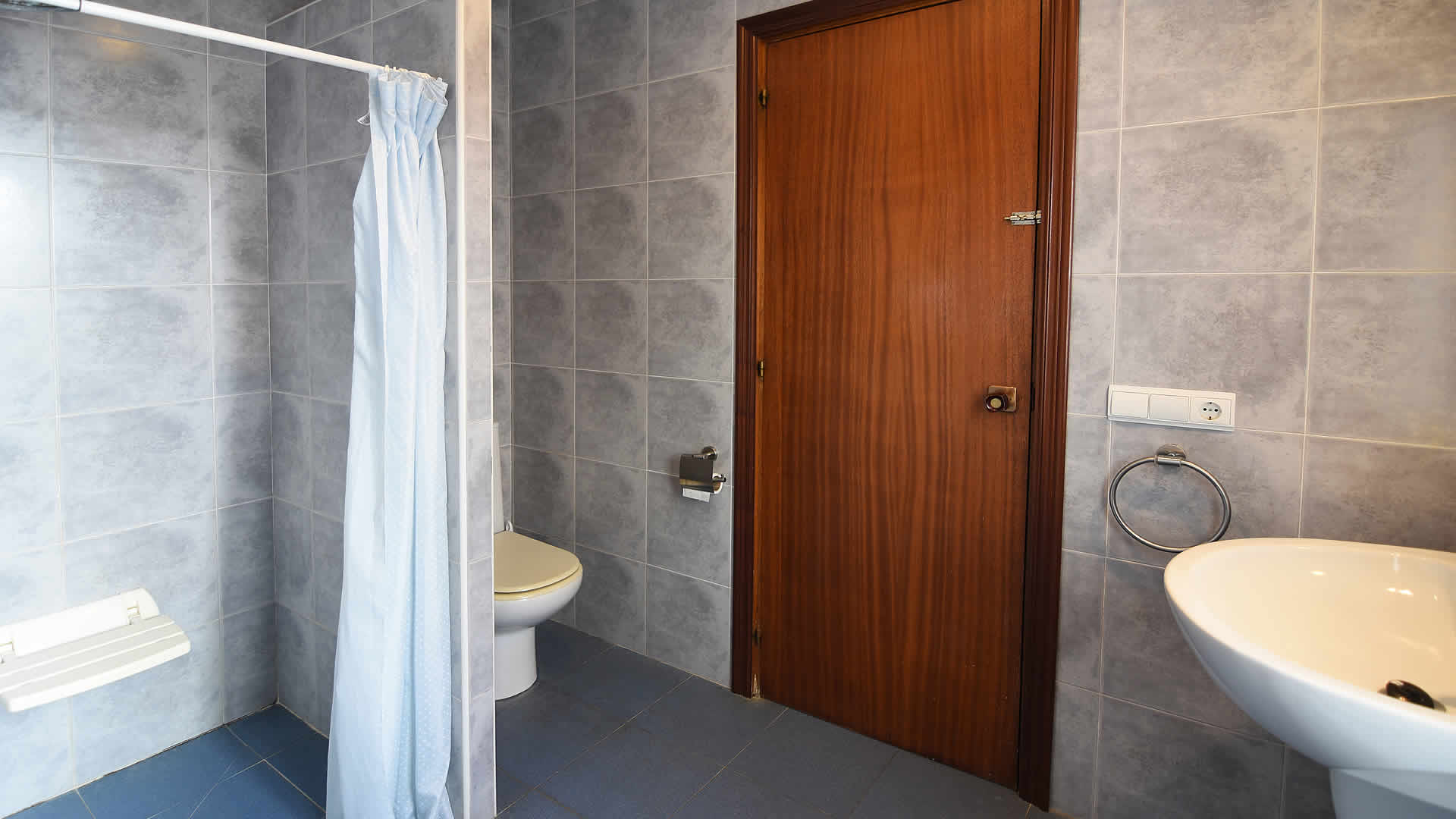 Salle de bain avec douche