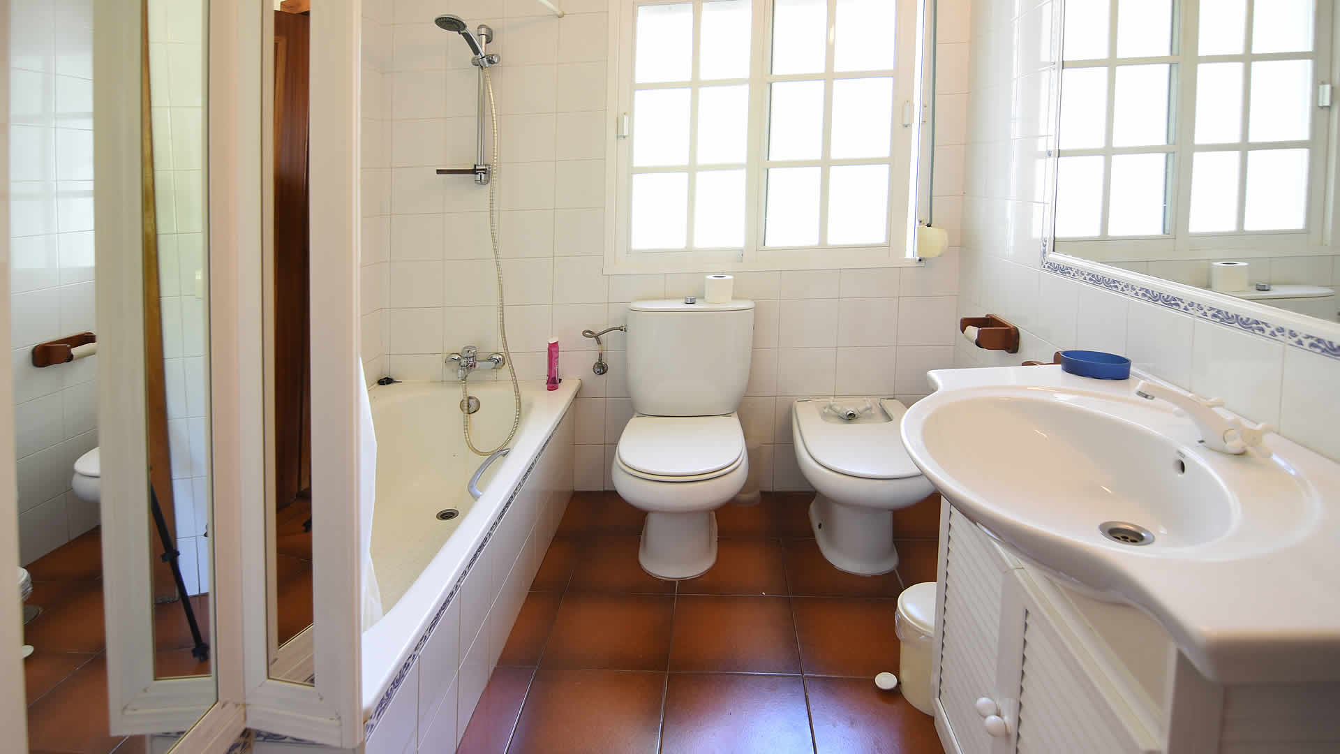 Salle de bain avec douche