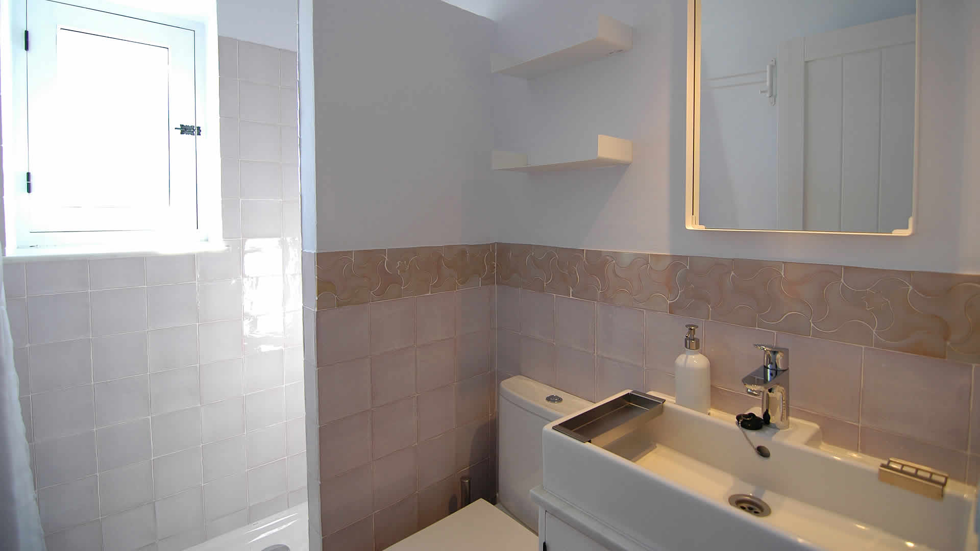 Salle de bain avec douche