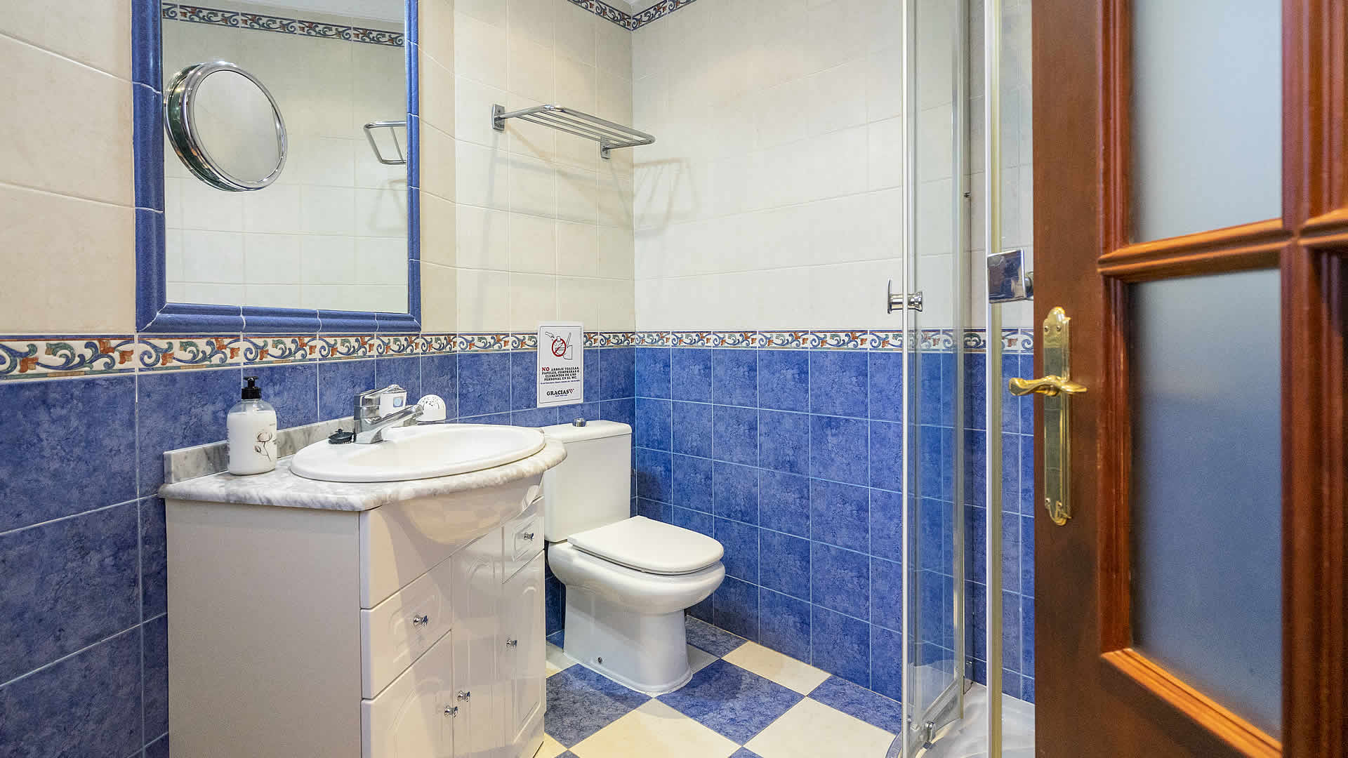 Salle de bain avec douche