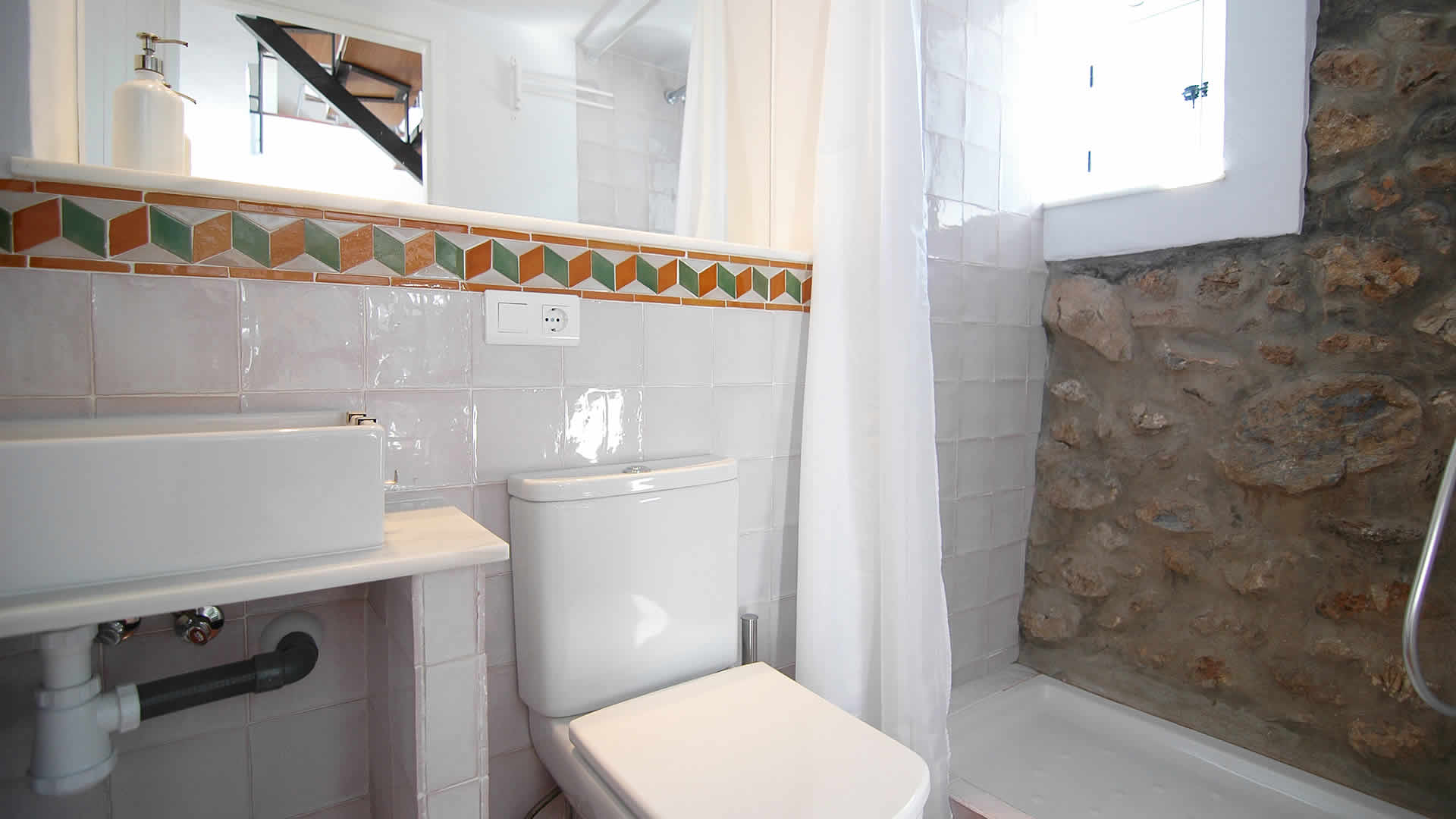 Salle de bain avec douche