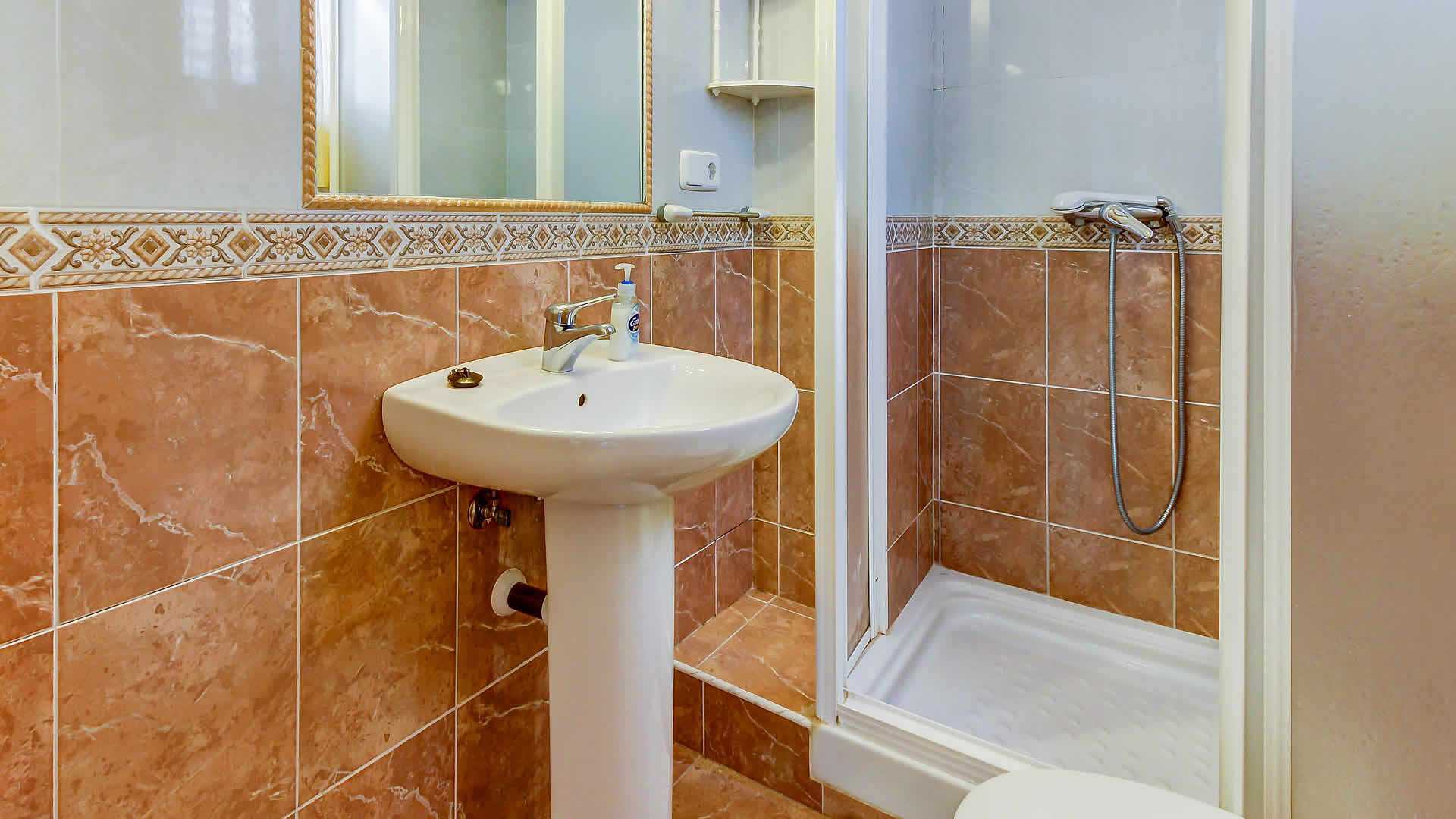 Salle de bain avec douche