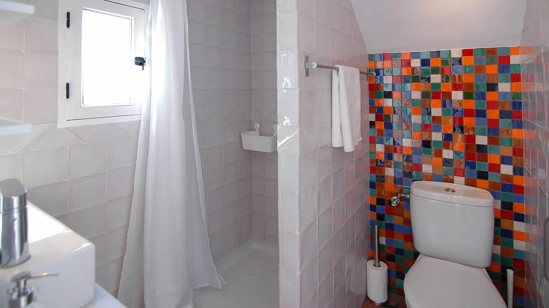 Salle de bain avec douche