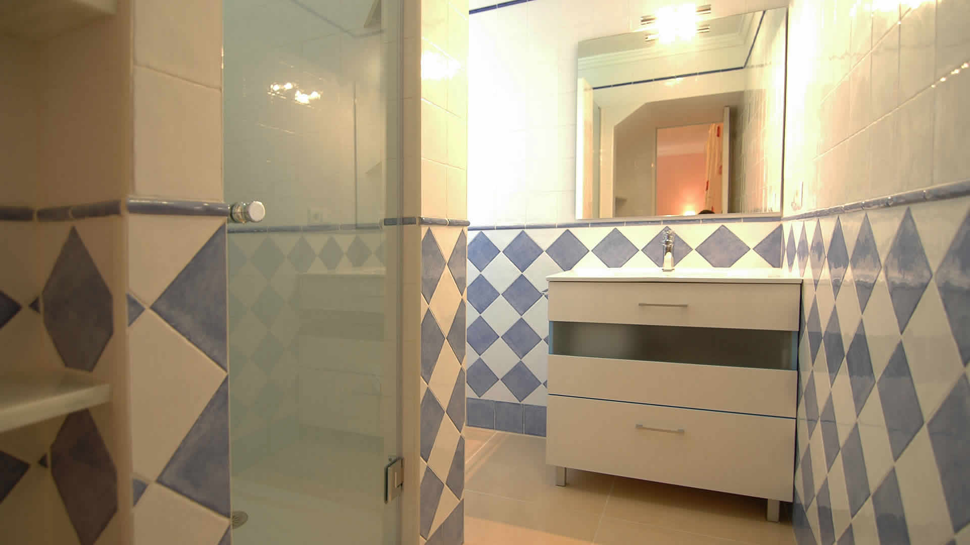 Salle de bain avec douche