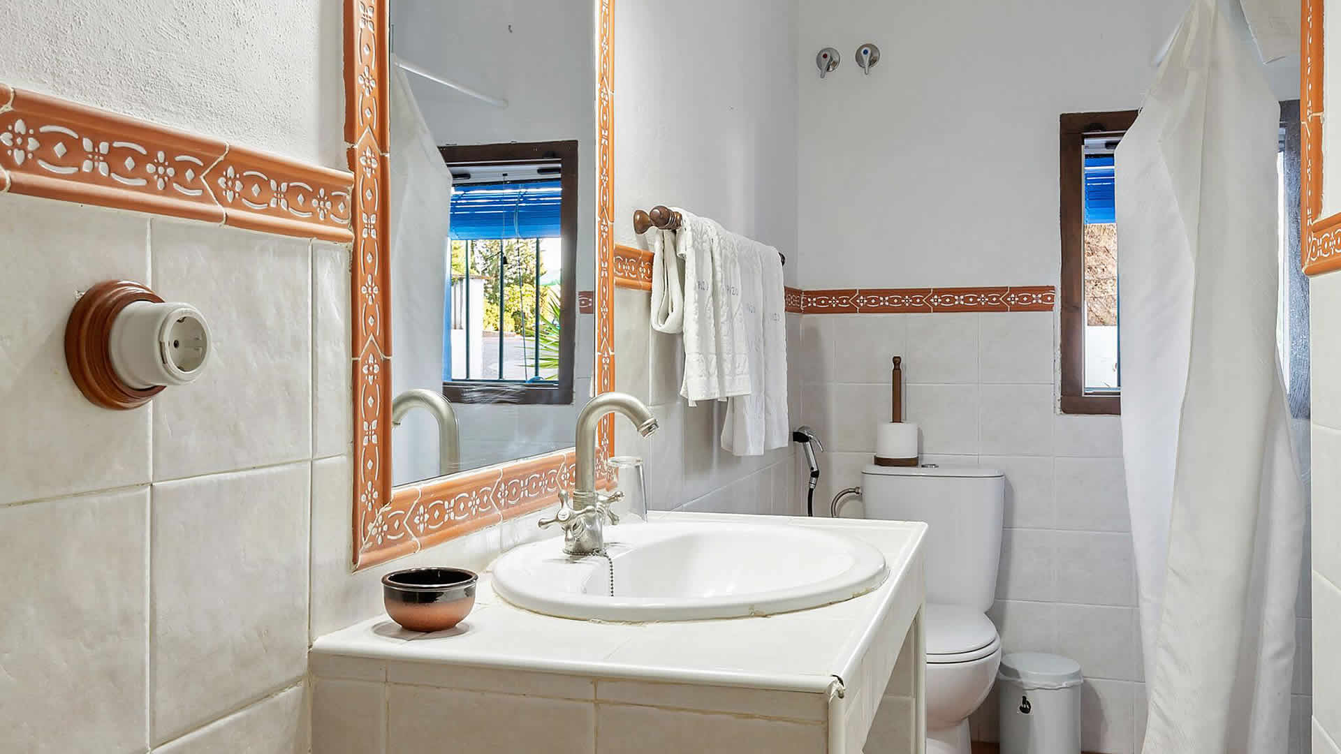 Salle de bain avec douche