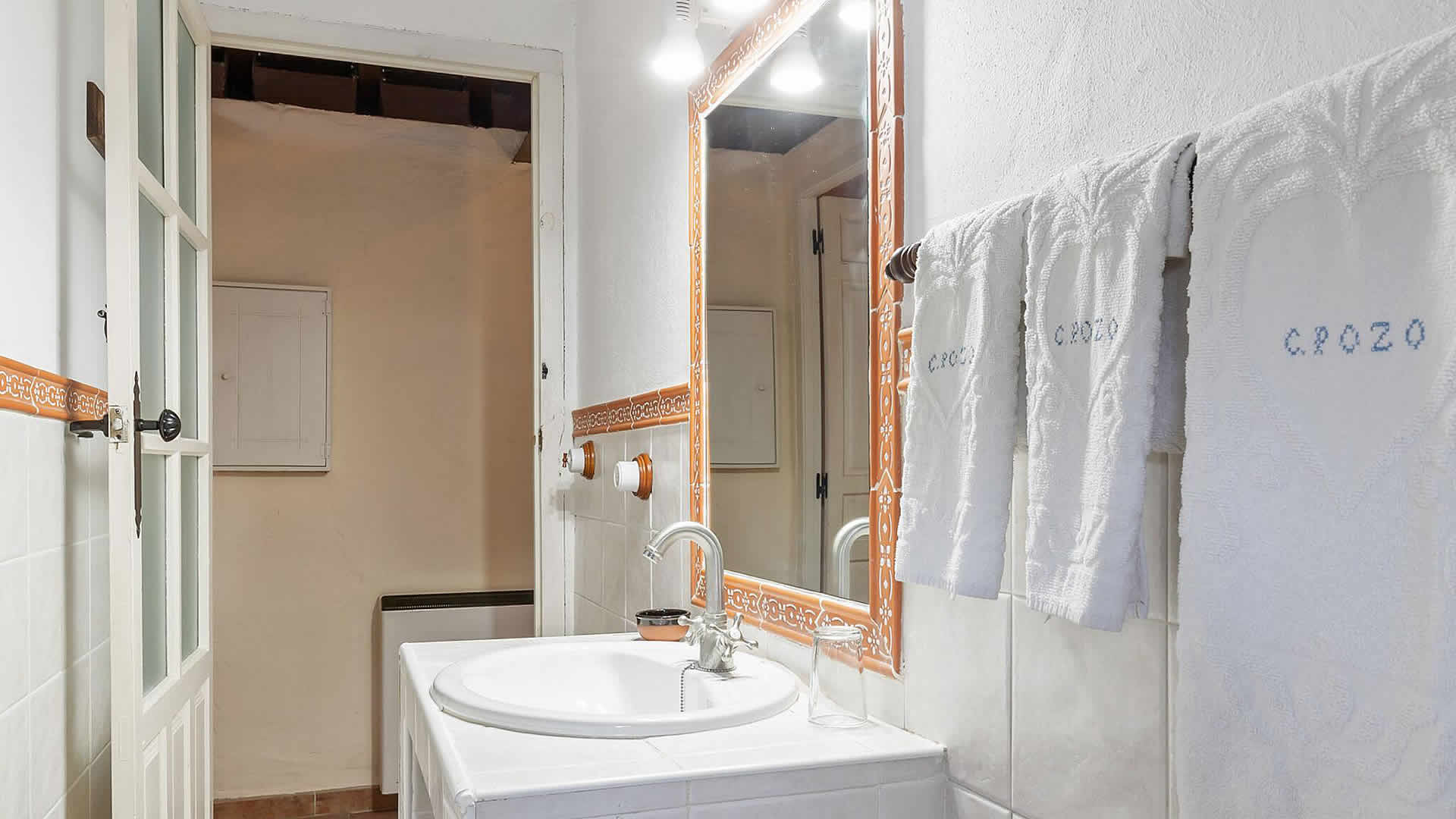 Salle de bain avec douche