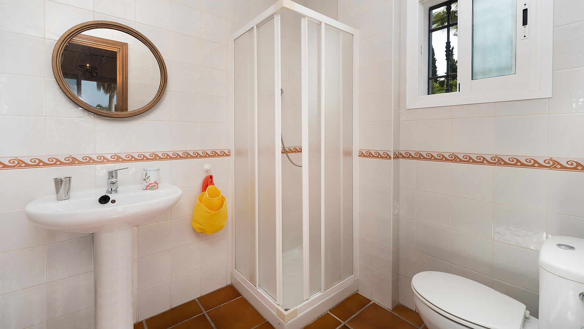 Salle de bain avec douche