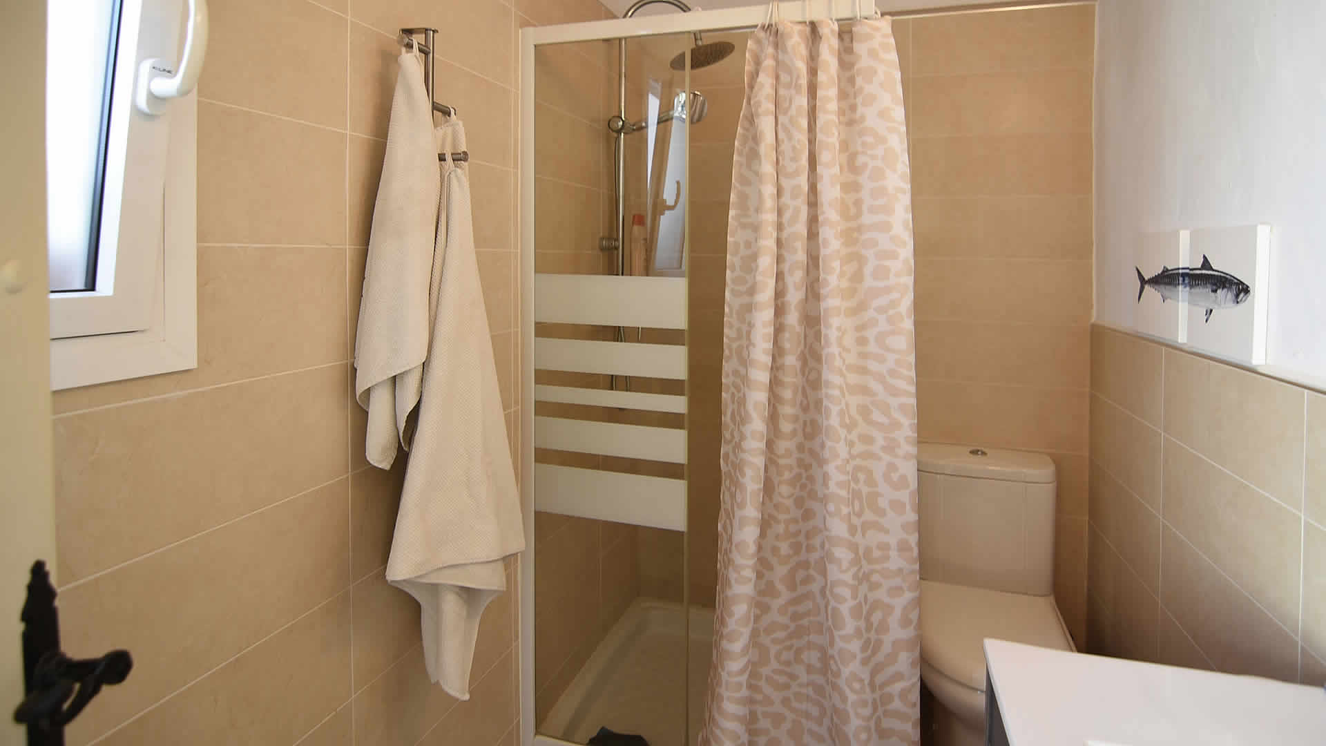 Salle de bain avec douche