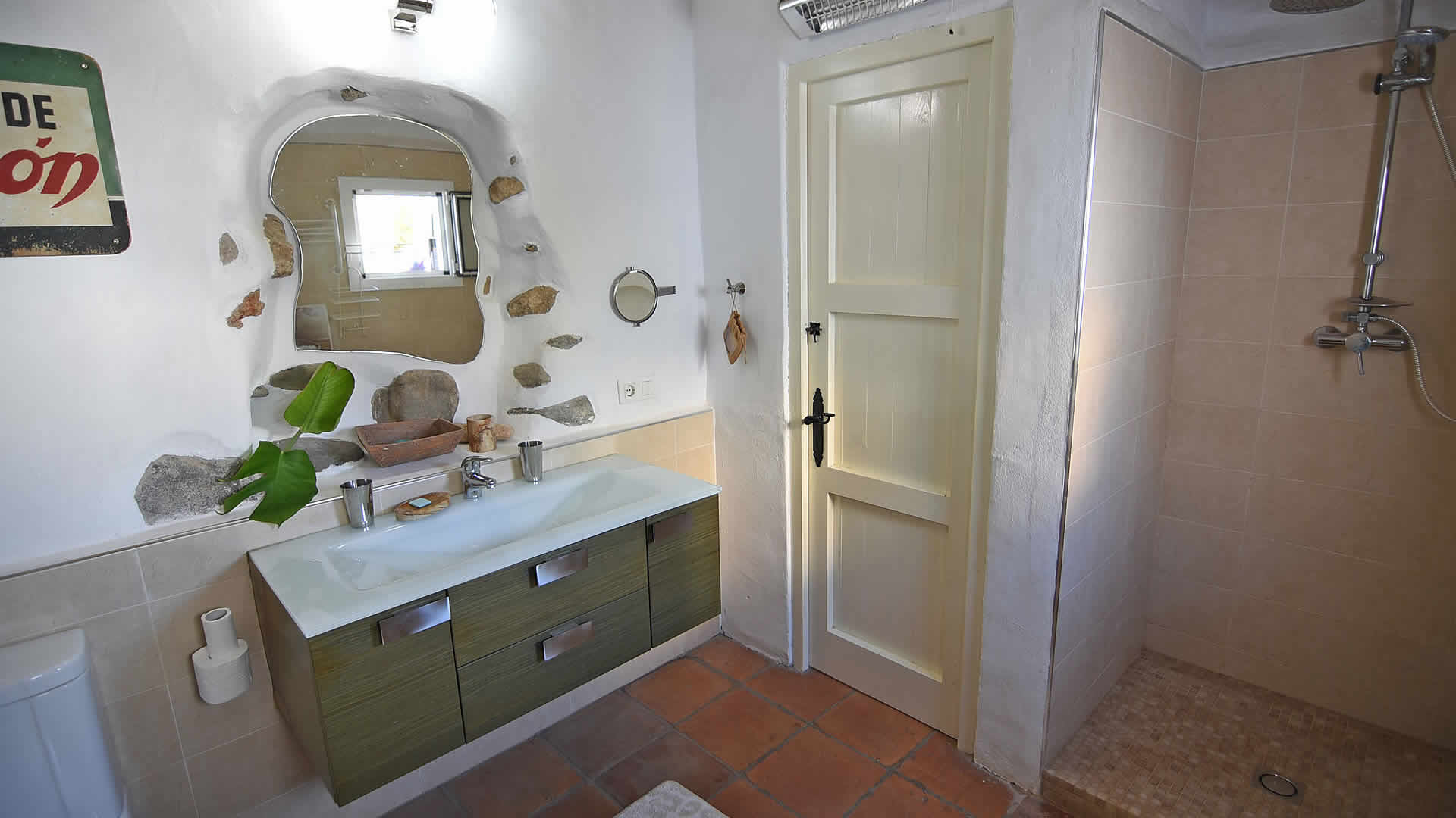 Salle de bain avec douche